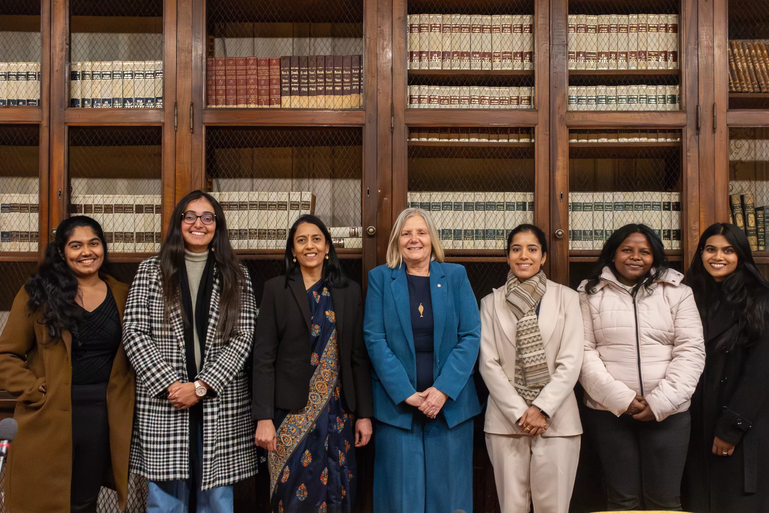 La rettrice Petrucci con l'ambasciatrice Reo, la prima segretaria politica Kaur e le studentesse indiane