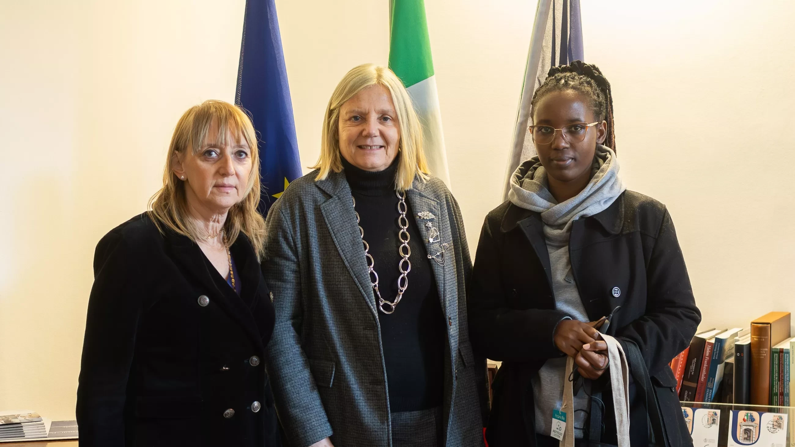 Nella foto, da sinistra: la delegata Maria Paola Monaco, la rettrice Alessandra Petrucci e la studentessa 