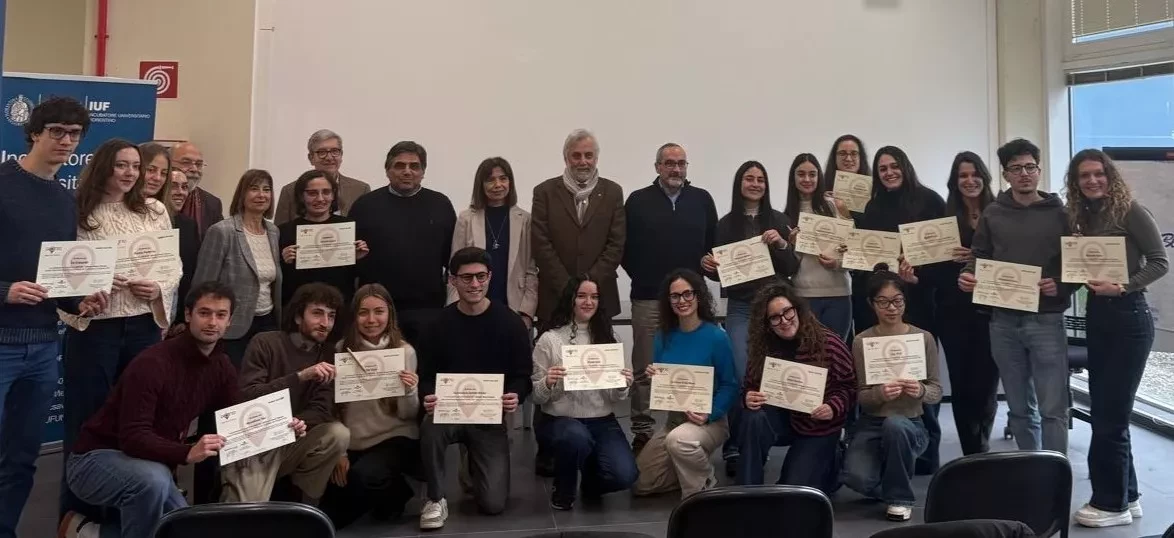 In foto: gli studenti del progetto GIOTTO che hanno ricevuto l'attestato