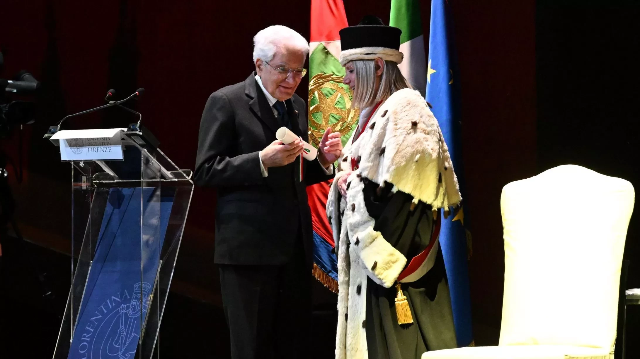 Il Presidente Sergio Mattarella riceve il diploma dalla rettrice Alessandra Petrucci