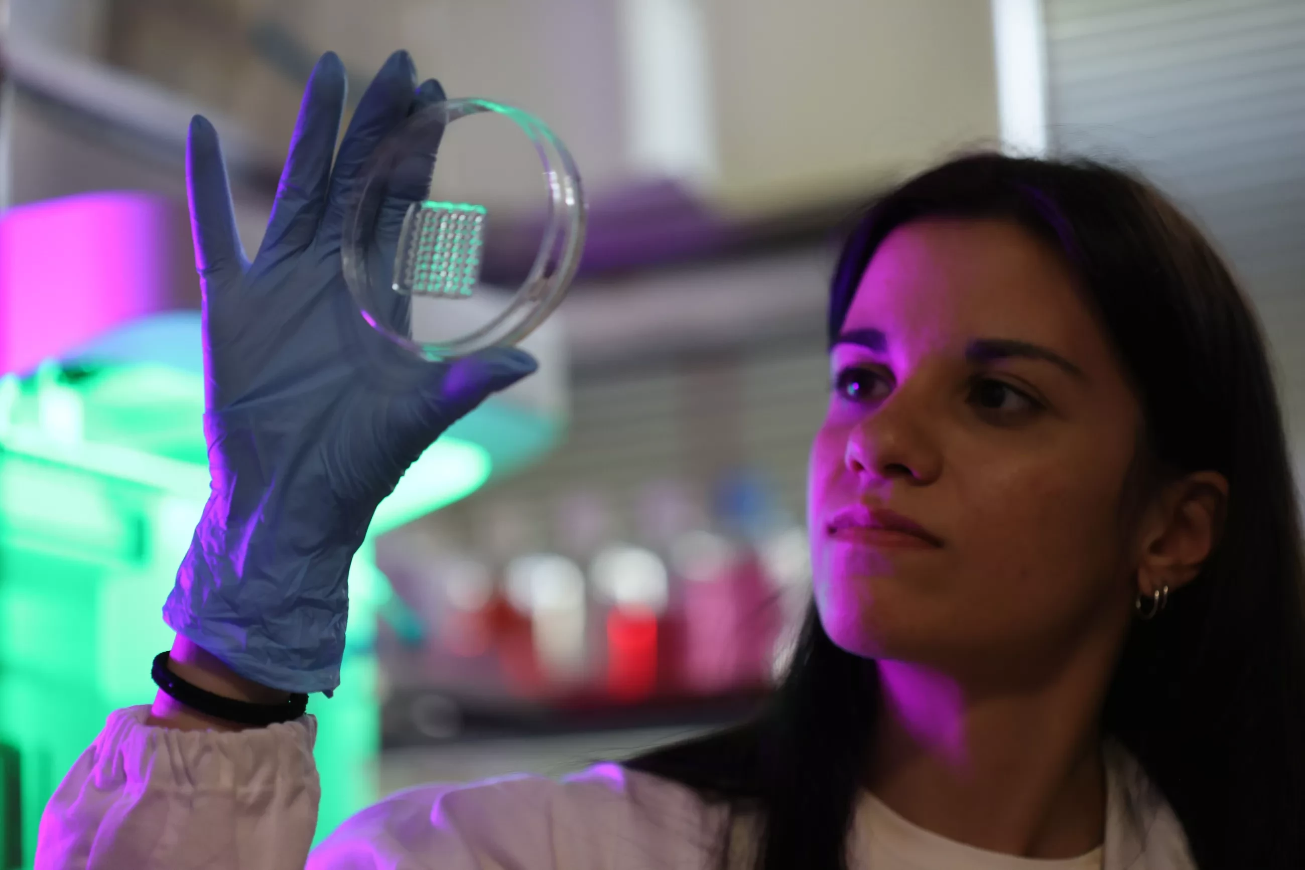 Ricercatrice in laboratorio