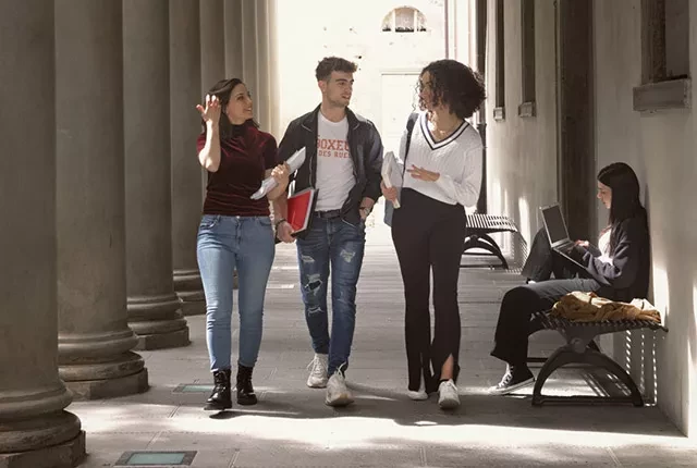 studenti che passeggiano