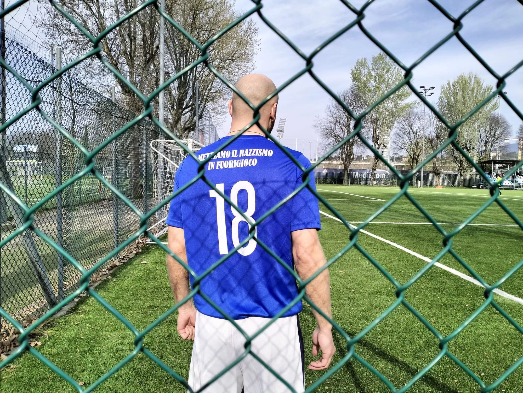 Lo slogan del torneo sulla maglietta di un giocatore