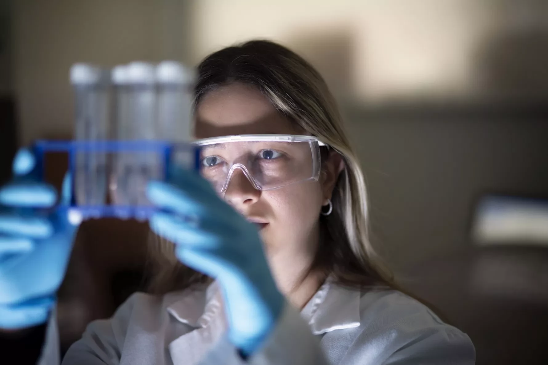 studentessa con provette medicina