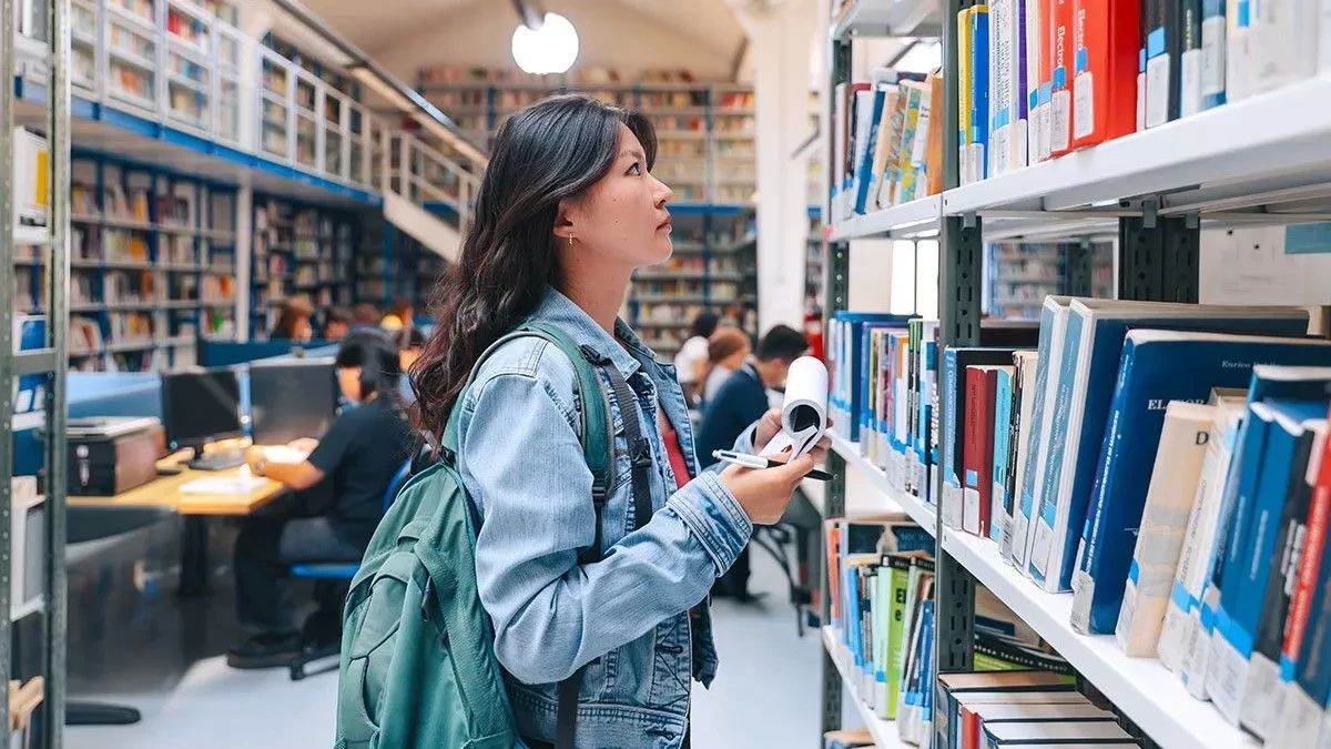 Studentessa in biblioteca