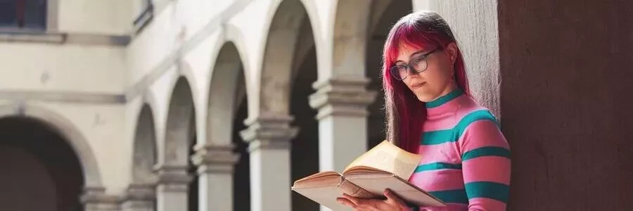 studentessa che legge un libro